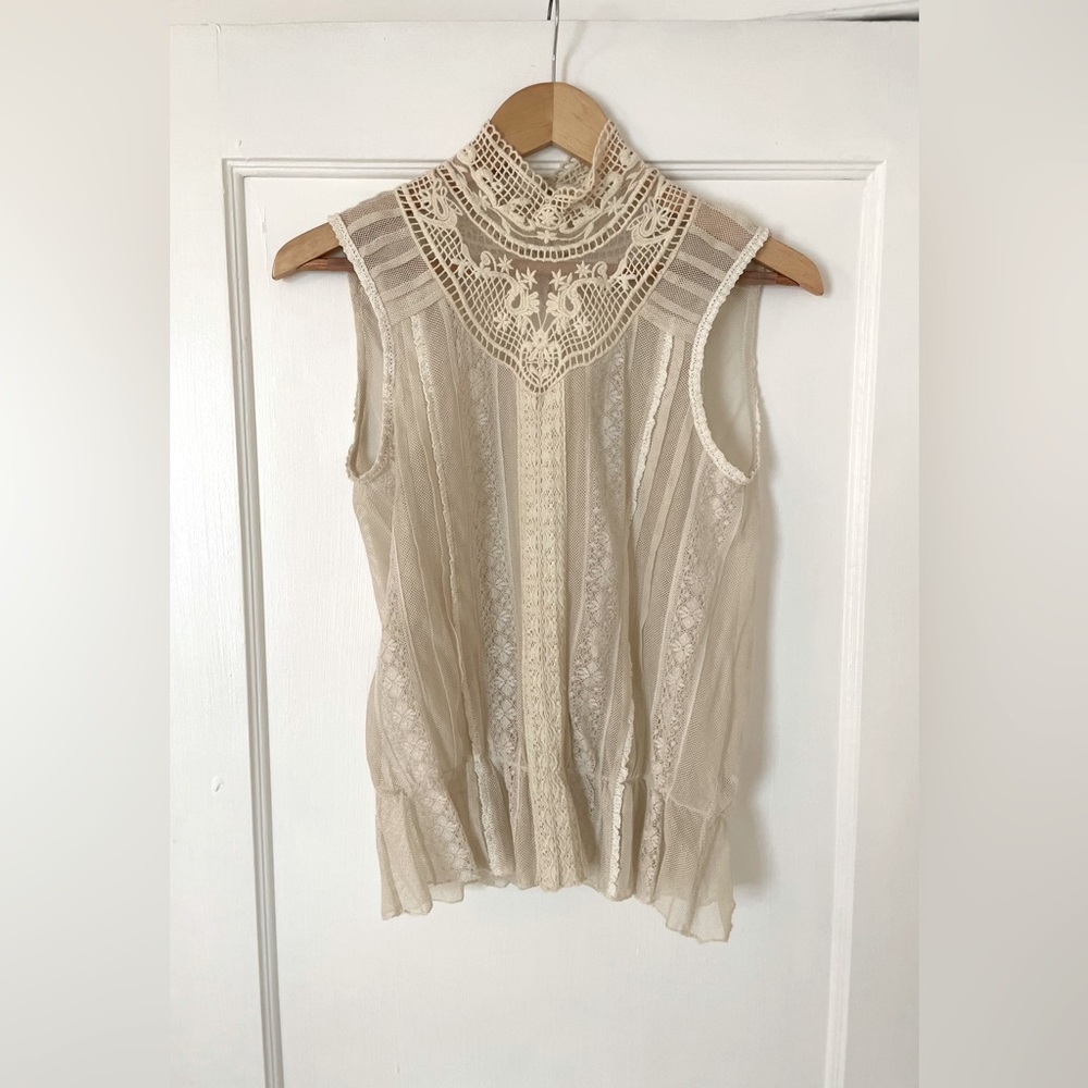 Sleeveless, high neck, lace top